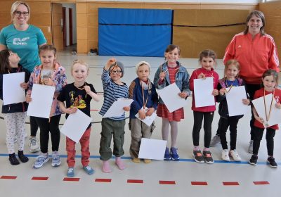 Fit wie ein Turnschuh – Kinder meistern das Turnabzeichen